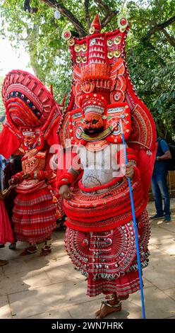 Embarquez pour un voyage dans le temps : le célèbre festival Theyyam d'Andalurkavu, où la mythologie prend vie dans une splendeur spectaculaire Banque D'Images