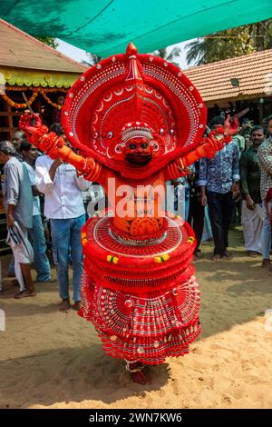 Embarquez pour un voyage dans le temps : le célèbre festival Theyyam d'Andalurkavu, où la mythologie prend vie dans une splendeur spectaculaire Banque D'Images