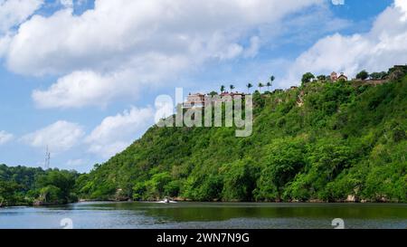 Ancien village Altos de Chavon vue de la rivière tropicale Chavon en République Dominicaine. Banque D'Images