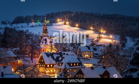 Maisons illuminées à Seiffen à Noël. Saxe, Allemagne Banque D'Images