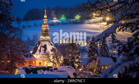 Église illuminée et maisons à Seiffen à Noël. Saxe, Allemagne Banque D'Images