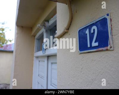 une vieille porte de maison en turquie avec douze dessus Banque D'Images