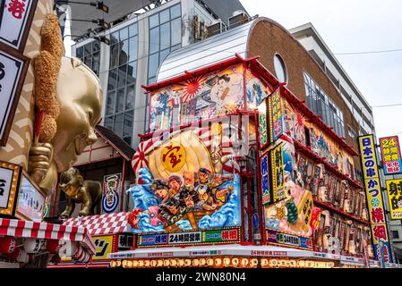 Quartier de Shinsekai dans le sud d'Osaka centre-ville de Minami, célèbre pour ses nombreux restaurants, boutiques, bars et salons de pachinko le 18 février 2024 Banque D'Images