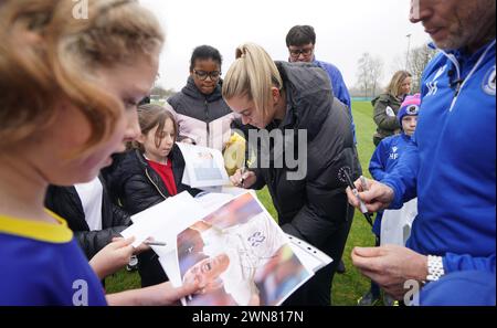 Alessia Russo signe des autographes pour les membres des équipes de filles alors qu'elle retourne au Bearsted FC à Maidstone, Kent. Bearsted FC, le club de base de la lionne anglaise Alessia Russo, prévoit de renforcer son succès dans le football et la communauté au cours des 5 prochaines années en collectant des fonds pour améliorer les installations existantes, soutenir la croissance des équipes féminines et offrir de plus en plus d'opportunités dirigées par la communauté. Date de la photo : jeudi 29 février 2024. Banque D'Images