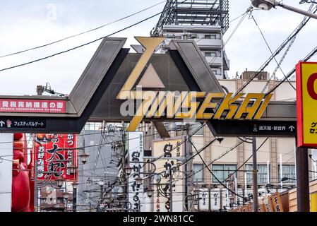 Quartier de Shinsekai dans le sud d'Osaka centre-ville de Minami, célèbre pour ses nombreux restaurants, boutiques, bars et salons de pachinko le 18 février 2024 Banque D'Images