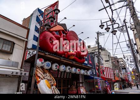 Quartier de Shinsekai dans le sud d'Osaka centre-ville de Minami, célèbre pour ses nombreux restaurants, boutiques, bars et salons de pachinko le 18 février 2024 Banque D'Images