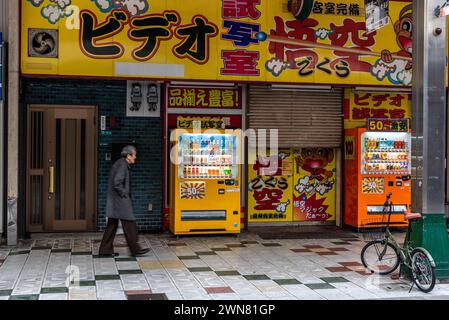 Quartier de Shinsekai dans le sud d'Osaka centre-ville de Minami, célèbre pour ses nombreux restaurants, boutiques, bars et salons de pachinko le 18 février 2024 Banque D'Images