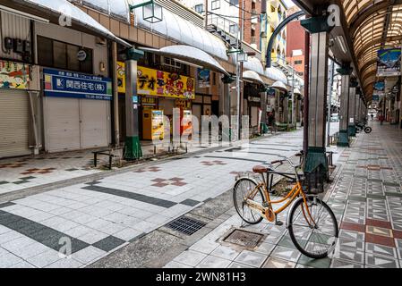 Quartier de Shinsekai dans le sud d'Osaka centre-ville de Minami, célèbre pour ses nombreux restaurants, boutiques, bars et salons de pachinko le 18 février 2024 Banque D'Images