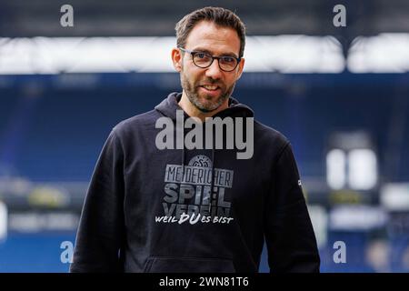 Duisburg, Deutschland. 17 février 2024. firo : 17/02/2024, football, soccer, 3e ligue, saison 2023/2024, MSV Duisburg - 1. Le coach du FC Viktoria Koln Boris Schommers (MSV Duisburg) portrait, rires, rires, crédit : dpa/Alamy Live News Banque D'Images
