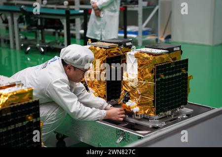 Pékin, Chine. 1er mars 2024. Un chercheur prépare le lancement d'un satellite à Chang Guang satellite Technology à Changchun, capitale de la province de Jilin, au nord-est de la Chine, le 22 mai 2023. Crédit : Xinhua/Alamy Live News Banque D'Images