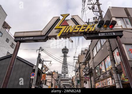 Quartier de Shinsekai dans le sud d'Osaka centre-ville de Minami, célèbre pour ses nombreux restaurants, boutiques, bars et salons de pachinko le 18 février 2024 Banque D'Images