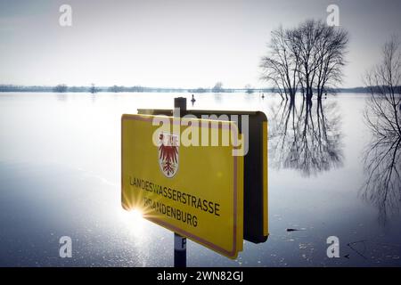 Wittenberge, Allemagne. 28 février 2024. Un panneau indiquant «Landeswasserstraße Brandenburg» se trouve sur la rive du Stepenitz, qui se jette dans l'Elbe. Crédit : Soeren Stache/dpa/Alamy Live News Banque D'Images