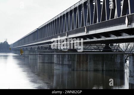 Wittenberge, Allemagne. 28 février 2024. Le pont ferroviaire de l'Elbe relie la Saxe-Anhalt et Brasndenburg. Crédit : Soeren Stache/dpa/Alamy Live News Banque D'Images