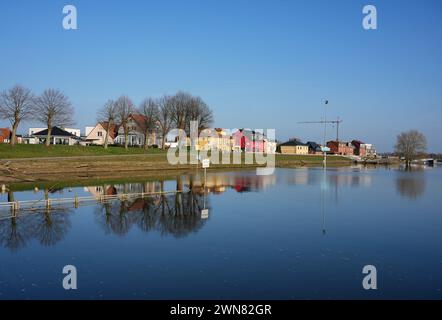 Wittenberge, Allemagne. 28 février 2024. Des bâtiments résidentiels et commerciaux se dressent à proximité du port de plaisance sur les rives du Stepenitz, qui se jette dans l’Elbe. Crédit : Soeren Stache/dpa/Alamy Live News Banque D'Images