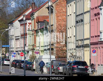 Wittenberge, Allemagne. 28 février 2024. Immeubles résidentiels à plusieurs étages à Rudolf-Breitscheidt-Straße. Crédit : Soeren Stache/dpa/Alamy Live News Banque D'Images