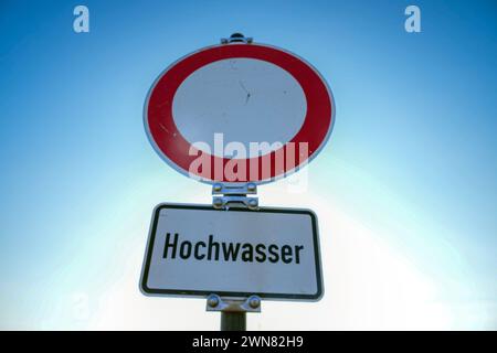 Wittenberge, Allemagne. 28 février 2024. Un panneau indiquant « No through Traffic » avec l'ajout « High Water » se trouve sur la rive du Stepenitz, qui se jette dans l'Elbe. Crédit : Soeren Stache/dpa/Alamy Live News Banque D'Images