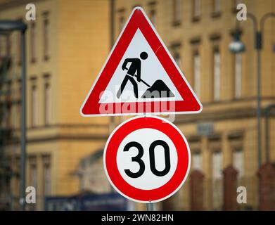 Wittenberge, Allemagne. 28 février 2024. Il y a un panneau de travaux et une limite de vitesse de 30 km/h sur la route. Crédit : Soeren Stache/dpa/Alamy Live News Banque D'Images