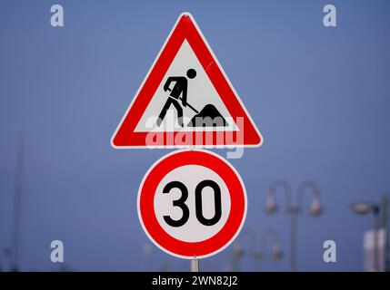 Wittenberge, Allemagne. 28 février 2024. Il y a un panneau de travaux et une limite de vitesse de 30 km/h sur la route. Crédit : Soeren Stache/dpa/Alamy Live News Banque D'Images