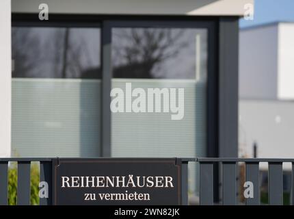 Wittenberge, Allemagne. 28 février 2024. Un panneau indiquant «maisons mitoyennes à louer» est attaché à la clôture d'une propriété. Crédit : Soeren Stache/dpa/Alamy Live News Banque D'Images