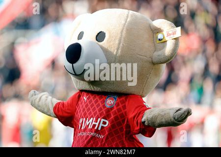 Heidenheim, Allemagne. 17 février 2024. firo : 17/02/2024, football, football, 1ère ligue, 1ère Bundesliga, saison 2023/2024, 22e journée 1.FC Heidenheim - Bayer 04 Leverkusen 1:2, mascotte Paule, 1.FC Heidenheim, HDH, Heidenheim, demi-chiffre, geste, crédit : dpa/Alamy Live News Banque D'Images