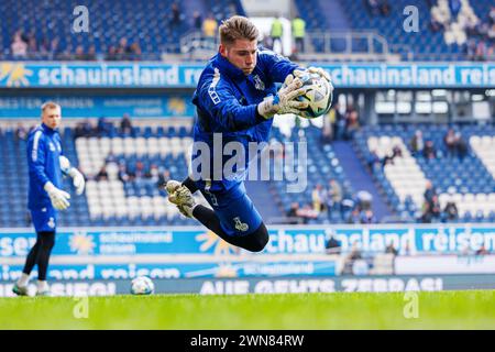 Duisburg, Deutschland. 17 février 2024. firo : 17/02/2024, football, soccer, 3e ligue, saison 2023/2024, MSV Duisburg - 1. FC Viktoria Koln Vincent Muller (MSV Duisburg) action individuelle, chiffre entier, crédit : dpa/Alamy Live News Banque D'Images