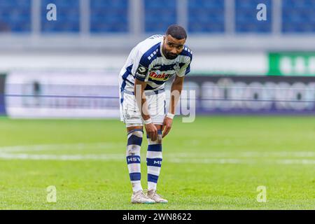 Duisburg, Deutschland. 17 février 2024. firo : 17/02/2024, football, soccer, 3e ligue, saison 2023/2024, MSV Duisburg - 1. FC Viktoria Koln Erik Zenga (MSV Duisburg) ajuste ses chaussettes. Crédit : dpa/Alamy Live News Banque D'Images