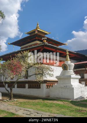 Vue panoramique verticale de l'ancien temple bouddhiste Kyichu lhakhang au printemps, district de Paro, Bhoutan occidental Banque D'Images