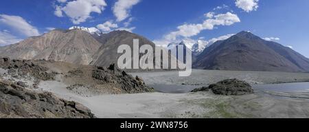 Vue des sommets enneigés de l'Hindu Kush sur le côté afghan de la vallée de la rivière Panj près du village de Langar, couloir de Wakhan, Gorno-Badakshan, Tadjikistan Pamir Banque D'Images