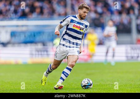 Duisburg, Deutschland. 17 février 2024. firo : 17/02/2024, football, soccer, 3e ligue, saison 2023/2024, MSV Duisburg - 1. FC Viktoria Koln Alexander Esswein (MSV Duisburg) action individuelle, chiffre entier, crédit : dpa/Alamy Live News Banque D'Images