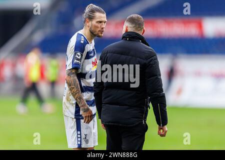 Duisburg, Deutschland. 17 février 2024. firo : 17/02/2024, football, soccer, 3e ligue, saison 2023/2024, MSV Duisburg - 1. FC Viktoria Koln Daniel Ginczek (MSV Duisburg) en conversation avec Marvin Bakalorz (MSV Duisburg) crédit : dpa/Alamy Live News Banque D'Images