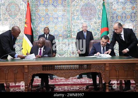 Le président algérien Abdelmadjid Tebboune reçoit le président mozambicain Filipe Nyusi, en Algérie le président algérien Abdelmadjid Tebboune reçoit le président mozambicain Filipe Nyusi, en Algérie, le 29 février 2024. Photo de la Présidence algérienne Algérie Algérie Algérie Algérie 290224 Aljeria APO 017 Copyright : xapaimagesxAlgerianxPresidencyxOfficexxapaimagesx Banque D'Images