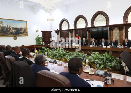 Le président algérien Abdelmadjid Tebboune reçoit le président mozambicain Filipe Nyusi, en Algérie le président algérien Abdelmadjid Tebboune reçoit le président mozambicain Filipe Nyusi, en Algérie, le 29 février 2024. Photo par Bureau de la présidence algérienne Algérie Algérie Algérie 290224 Aljeria APO 09 Copyright : xapaimagesxAlgerianxPresidencyxOfficexxapaimagesx Banque D'Images