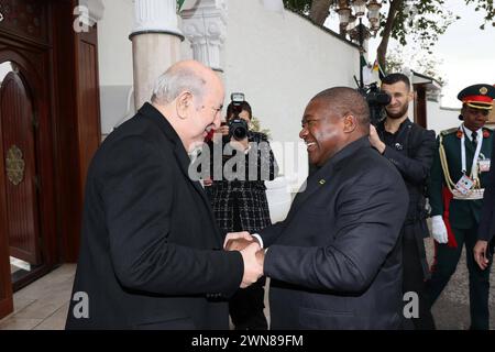 Le président algérien Abdelmadjid Tebboune reçoit le président mozambicain Filipe Nyusi, en Algérie le président algérien Abdelmadjid Tebboune reçoit le président mozambicain Filipe Nyusi, en Algérie, le 29 février 2024. Photo de la Présidence algérienne Algérie Algérie Algérie Algérie 290224 Aljeria APO 019 Copyright : xapaimagesxAlgerianxPresidencyxOfficexxapaimagesx Banque D'Images