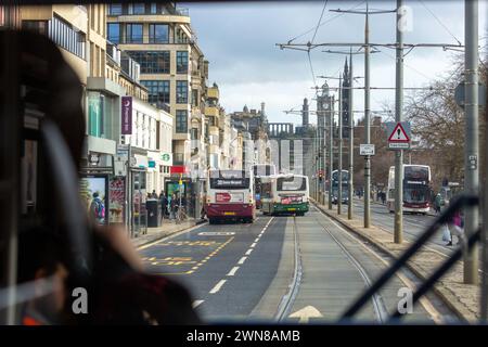 Vue des chauffeurs sur Princes Street depuis un tramway d'Édimbourg Banque D'Images