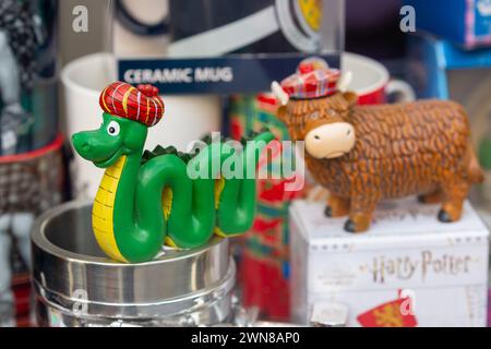 Une figurine d'ornement monstre Nessie ou Loch Ness dans une vitrine Banque D'Images