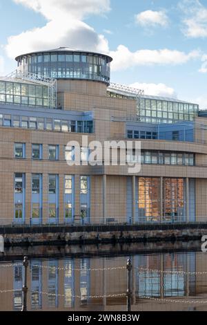 Bâtiment du gouvernement écossais sur Victoria Quay vu depuis Ocean Drive à Leith, Édimbourg Banque D'Images