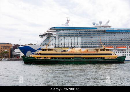 Sydney Cove, Sydney ferry le MV Freshwater passe devant le navire de croisière Majestic Princess amarré au terminal de passagers d'outre-mer, Circular Quay, Australie Banque D'Images