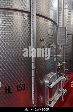 Grandes cuves en acier utilisées dans la production de vin, Sardaigne Banque D'Images