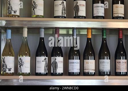 Bouteilles de vin produites à Audarya Winery, Campidano, Sardaigne Banque D'Images