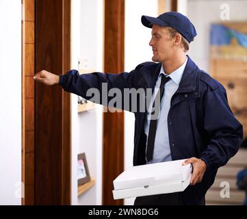 Livraison, homme et pizza à la porte d'entrée à la maison du client, donnant une boîte et un service facile. Commerce électronique, courrier et personne avec restauration rapide, plats à emporter et Banque D'Images