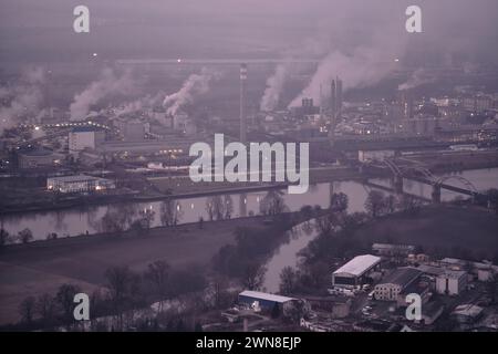 Lovosice, République tchèque – 16 février 2024 : usine chimique produisant des engrais et environnement polluant, situation de smog industriel le matin brumeux. Banque D'Images