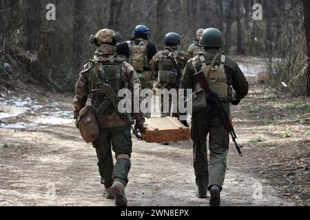 RÉGION DE KHARKIV, UKRAINE - 29 FÉVRIER 2024 - des gardes nationaux sont vus lors d'un exercice d'entraînement de routine pour les soldats des unités militaires de l'unité opérationnelle et territoriale orientale de la Garde nationale de l'Ukraine, région de Kharkiv, au nord-est d'Ukriane. Banque D'Images