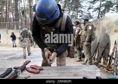 RÉGION DE KHARKIV, UKRAINE - 29 FÉVRIER 2024 - des gardes nationaux sont vus lors d'un exercice d'entraînement de routine pour les soldats des unités militaires de l'unité opérationnelle et territoriale orientale de la Garde nationale de l'Ukraine, région de Kharkiv, au nord-est d'Ukriane. Banque D'Images