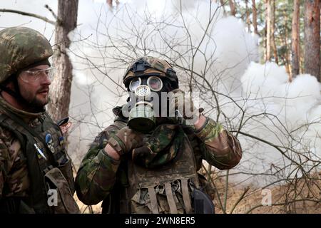 RÉGION DE KHARKIV, UKRAINE - 29 FÉVRIER 2024 - des gardes nationaux sont vus lors d'un exercice d'entraînement de routine pour les soldats des unités militaires de l'unité opérationnelle et territoriale orientale de la Garde nationale de l'Ukraine, région de Kharkiv, au nord-est d'Ukriane. Banque D'Images