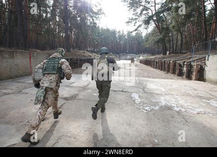 RÉGION DE KHARKIV, UKRAINE - 29 FÉVRIER 2024 - des gardes nationaux sont vus lors d'un exercice d'entraînement de routine pour les soldats des unités militaires de l'unité opérationnelle et territoriale orientale de la Garde nationale de l'Ukraine, région de Kharkiv, au nord-est d'Ukriane. Banque D'Images