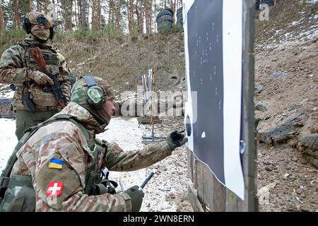 RÉGION DE KHARKIV, UKRAINE - 29 FÉVRIER 2024 - des gardes nationaux sont vus lors d'un exercice d'entraînement de routine pour les soldats des unités militaires de l'unité opérationnelle et territoriale orientale de la Garde nationale de l'Ukraine, région de Kharkiv, au nord-est d'Ukriane. Banque D'Images