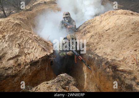 RÉGION DE KHARKIV, UKRAINE - 29 FÉVRIER 2024 - des gardes nationaux sont vus lors d'un exercice d'entraînement de routine pour les soldats des unités militaires de l'unité opérationnelle et territoriale orientale de la Garde nationale de l'Ukraine, région de Kharkiv, au nord-est d'Ukriane. Banque D'Images