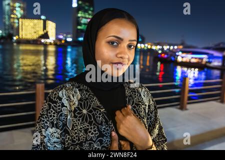 femme arabe moderne posant en plein air. Banque D'Images