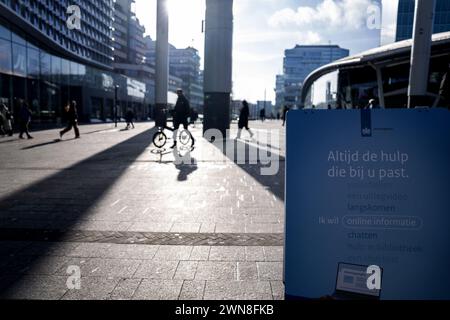 UTRECHT - les autorités fiscales aident les gens avec leurs déclarations de revenus à la gare centrale d'Utrecht. Les Néerlandais peuvent produire leur déclaration de revenus 2023 à partir du 1er mars. ANP JEROEN JUMELET pays-bas OUT - belgique OUT Banque D'Images