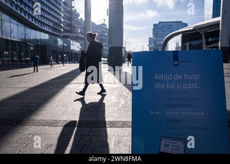 UTRECHT - les autorités fiscales aident les gens avec leurs déclarations de revenus à la gare centrale d'Utrecht. Les Néerlandais peuvent produire leur déclaration de revenus 2023 à partir du 1er mars. ANP JEROEN JUMELET pays-bas OUT - belgique OUT Banque D'Images